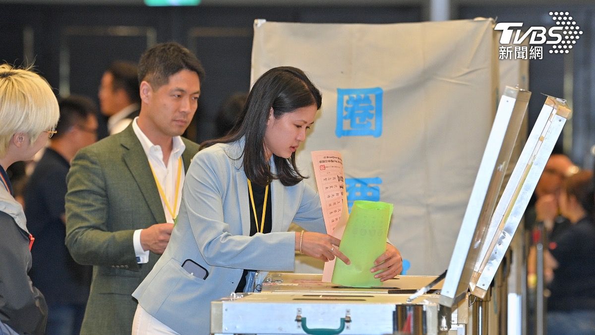 民進黨台北市議員林亮君在黨職選舉中投票。(圖/胡瑞麒攝)