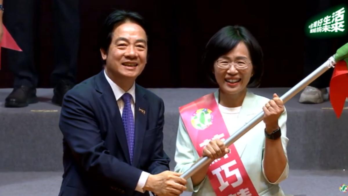 蘇巧慧接受黨主席親自授旗,父親蘇貞昌在台下露出慈祥微笑並熱烈拍手。(圖/民進黨YT)