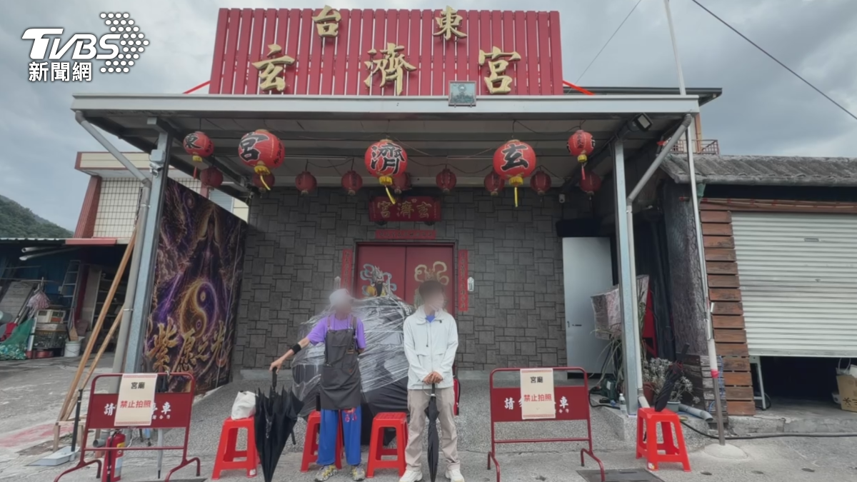 有遊客在遠處尚未抵達宮廟門口，便遭到廟方人員警告不得拍攝人臉，下一秒警方隨即抵達現場處理（圖／TVBS）