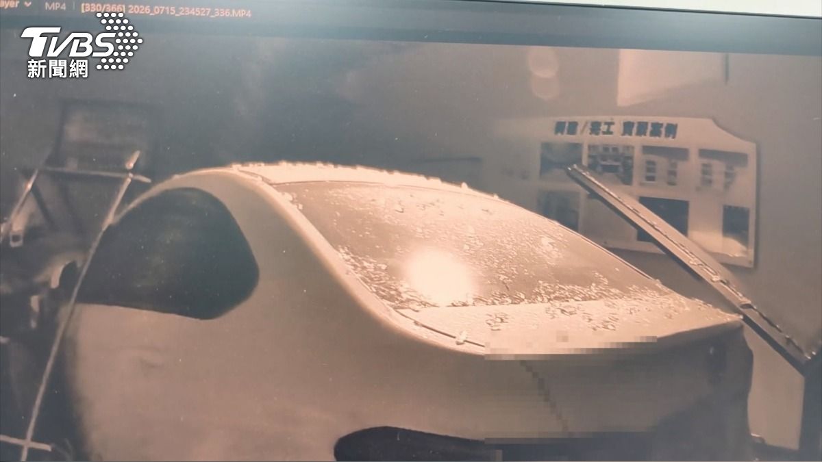 深夜撞破鐵捲門!白車衝入民宅 駕駛嗆「先送你一台車」。(圖/TVBS)