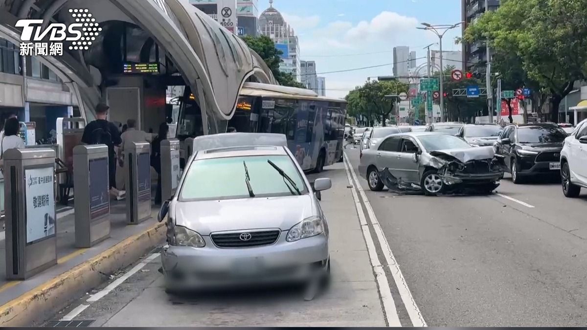台中連環撞!轎車追撞波及公車 半車身「插進候車亭」4人傷。(圖/TVBS)