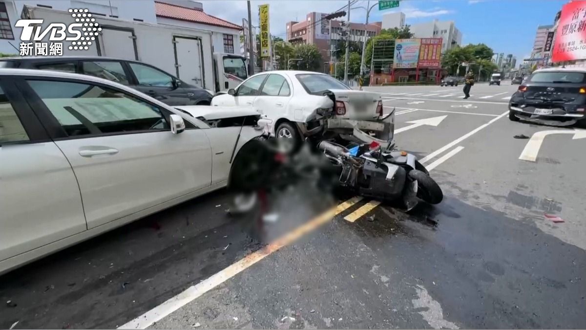 女駕駛毒駕暴衝撞6車！目擊者驚：人飛出來　1男夾車陣身亡。(圖／TVBS)