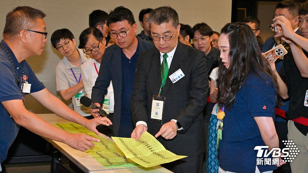 民進黨秘書長徐國勇協助鑒定有爭議的選票。(圖/胡瑞麒攝)