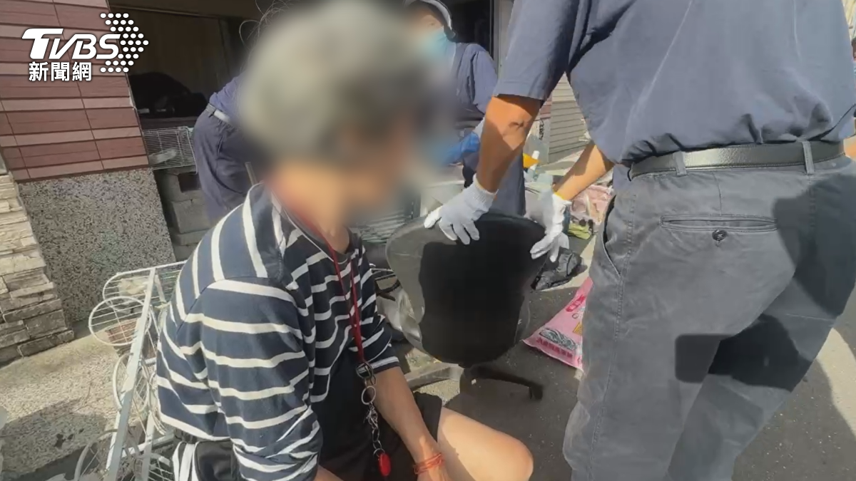 台南市永康區日前爆發「米奇屋」囤物事件,高材生夫妻淪拾荒!76歲阿嬤獨居囤物屋(圖/TVBS)