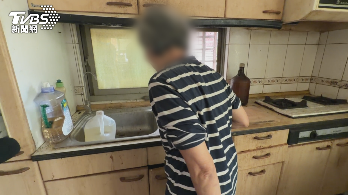 經阿嬤同意進入屋內查看,可見二樓部分雖然雜物已經清除,但內部仍相當髒亂,瓦斯爐無法使用,水龍頭也無水可用(圖/TVBS)