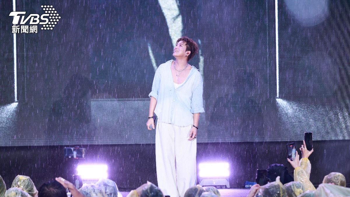 蕭景鴻在雨中唱歌。(圖/趙世平攝)