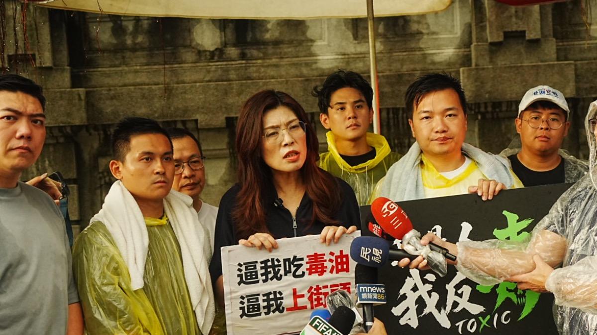 國民黨主席鄭麗文聲援靜坐中的藍營青年。(圖/陳冠安辦公室提供)