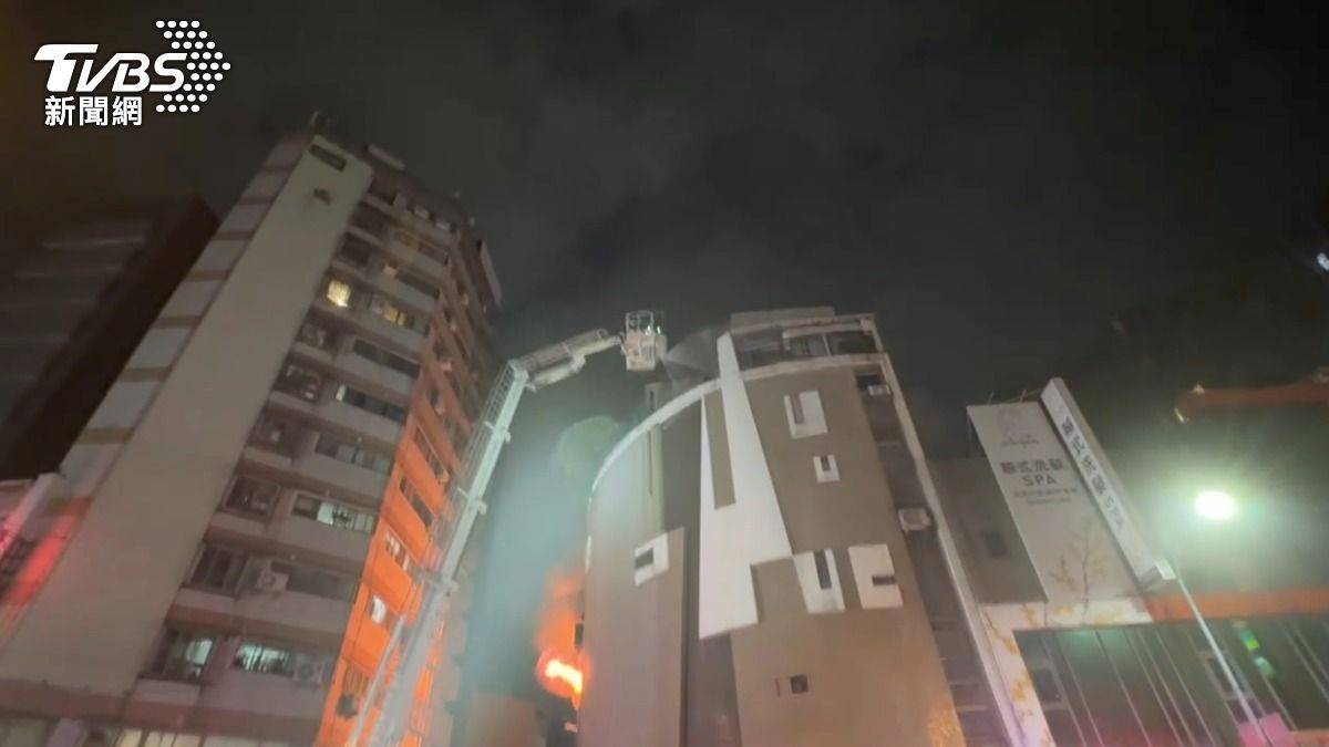 消防員初步清查，現場有6名民眾受困頂樓安全區，未有傷亡消息傳出。（圖／賴重榮攝）
