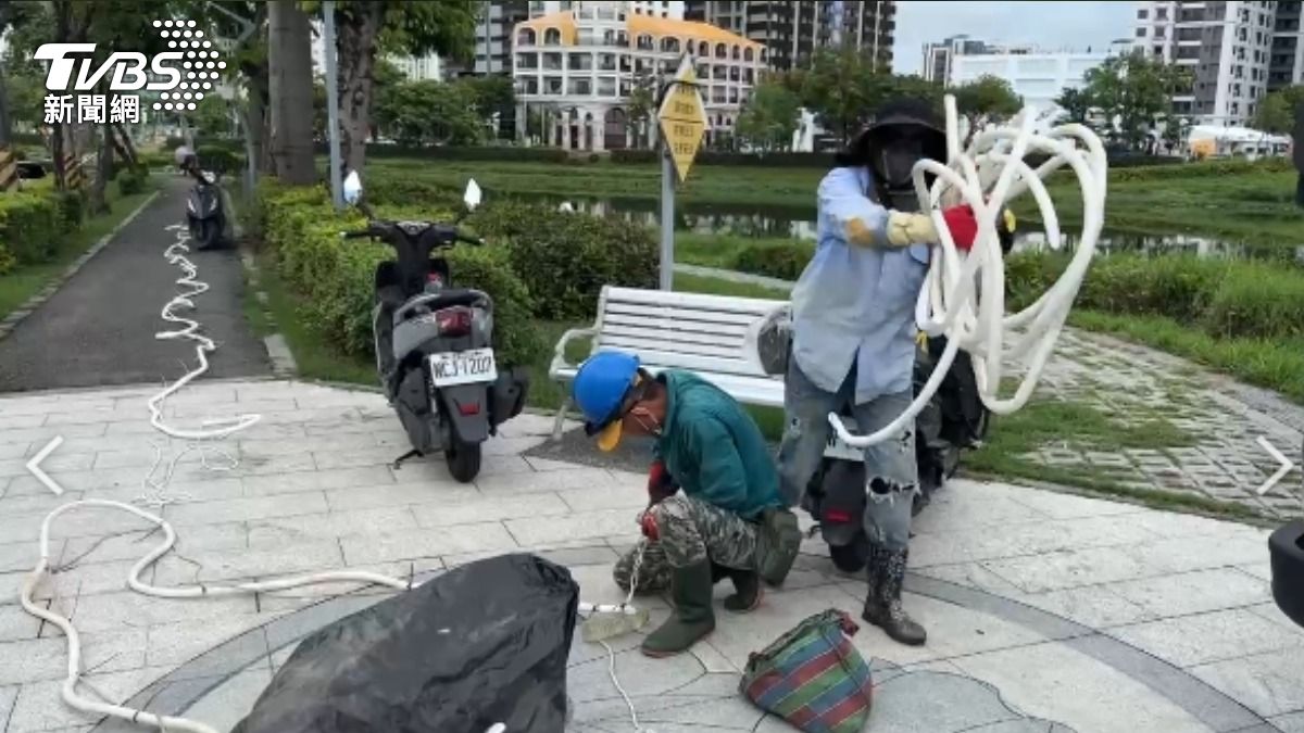 高雄楠梓後勁溪一帶魚群暴斃發出惡臭引發民怨，環保局跟水利局急忙周末加班處理。（圖／TVBS）