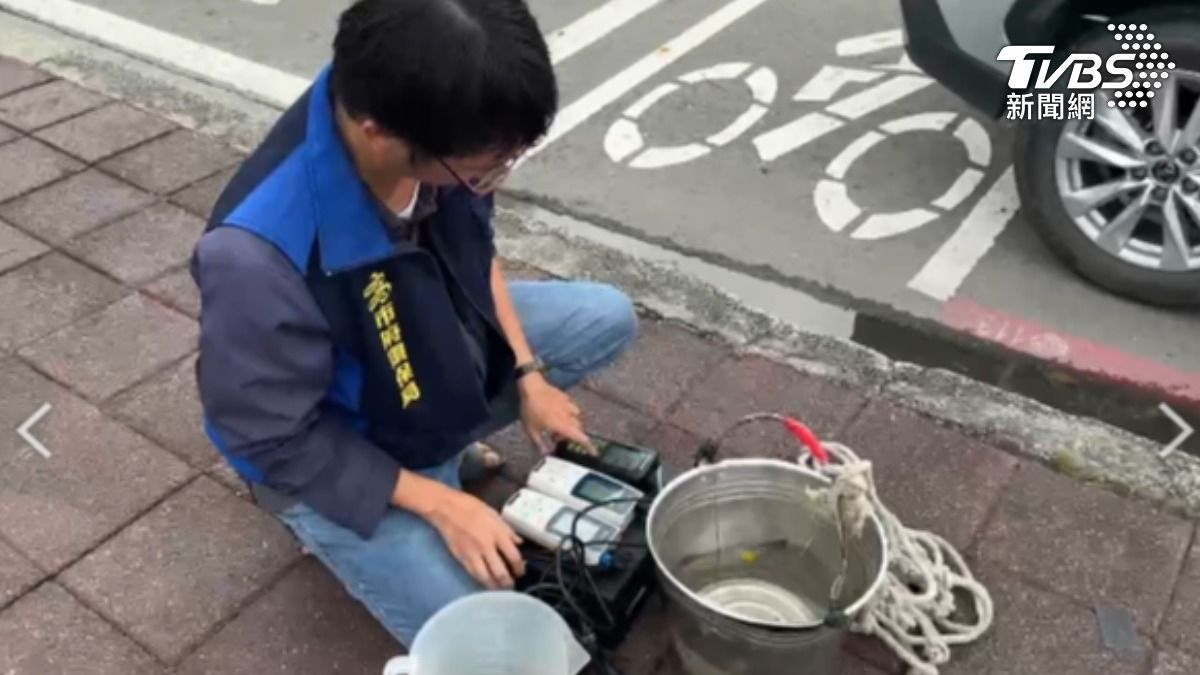 高雄楠梓後勁溪一帶魚群暴斃發出惡臭引發民怨，環保局跟水利局急忙周末加班處理。（圖／TVBS）