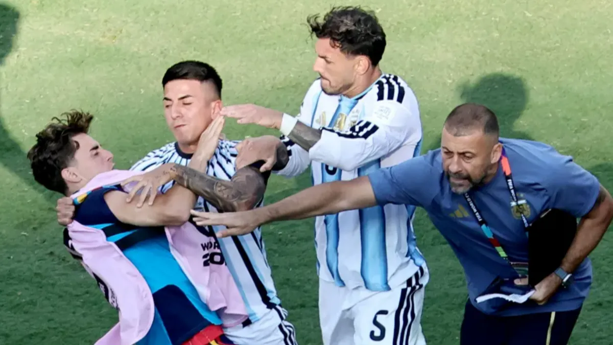 中場核心萊安德羅·帕雷德斯(Leandro Paredes)因不理性地重擊西班牙球員加維(Gavi)的臉部,被裁判直接出示紅牌驅逐。(圖/翻攝自太陽報)