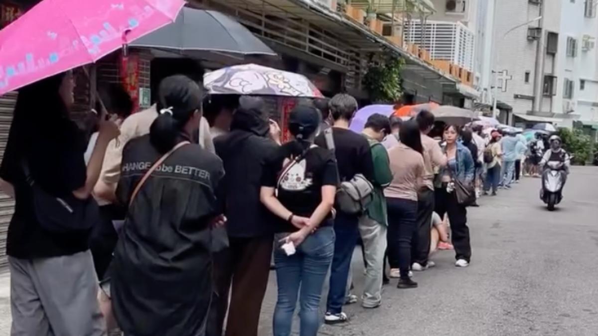 老店面湧現誇張排隊人潮。(圖/翻攝畫面)