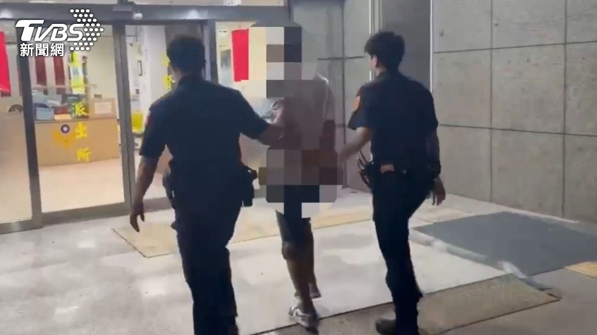 無業男遭警方帶回警局。（圖／TVBS）