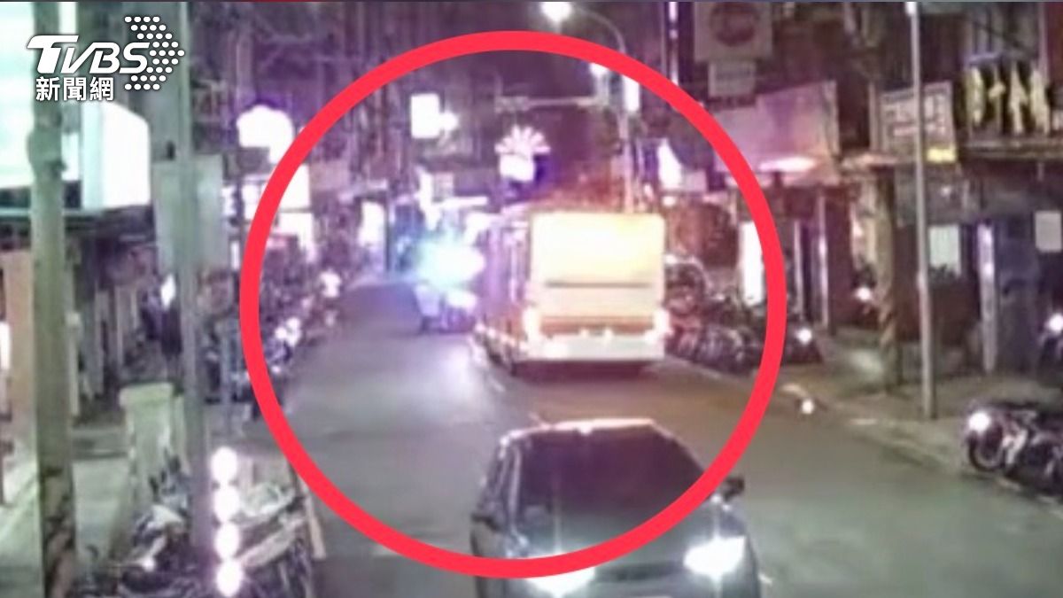 公車司機遭毆後將車停於路邊呼救。（圖／TVBS）