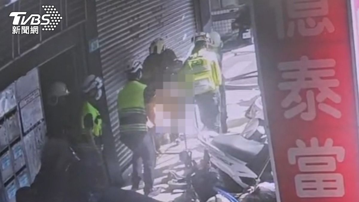 板橋公寓稍早傳出火警，1名男住戶被救出時已無生命跡象。（圖／TVBS）