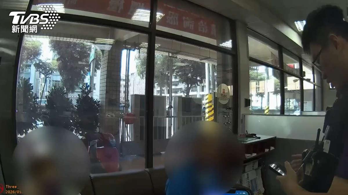 高雄一對七十多歲夫妻日前到農會,堅持提領一百二十萬元現金,面對警方與行員輪番勸阻,退休夫妻一句「你們是在騷擾」,讓員警當場無奈(圖/TVBS)