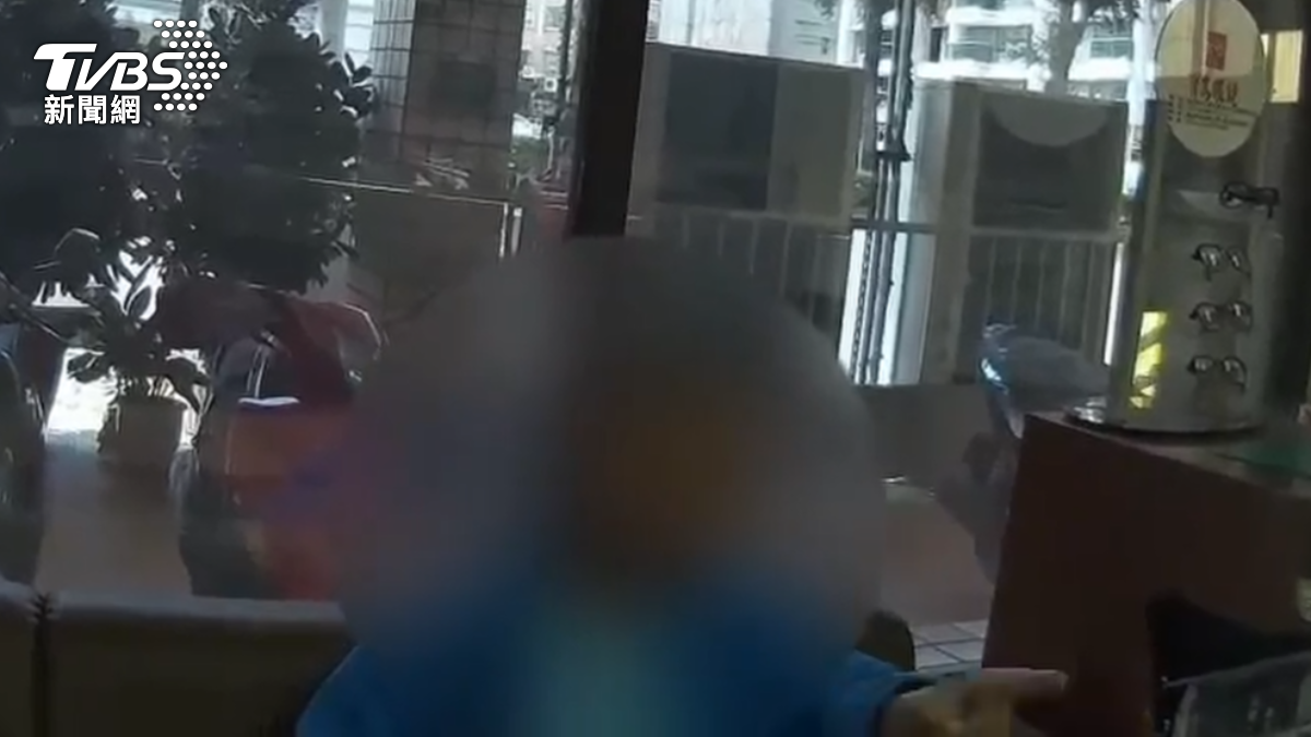 員警到場後,警方與行員輪番勸阻,甚至覺得警方在騷擾他們,還說出你們是在騷擾,事隔不久,7月初2人到派出所報案,一生的282萬積蓄,通通被騙光了(圖/TVBS)