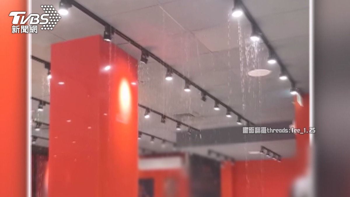豐原牛排館驚變「水濂洞」！暴雨灌天花板　店員急搬桌椅。(圖／民眾提供)