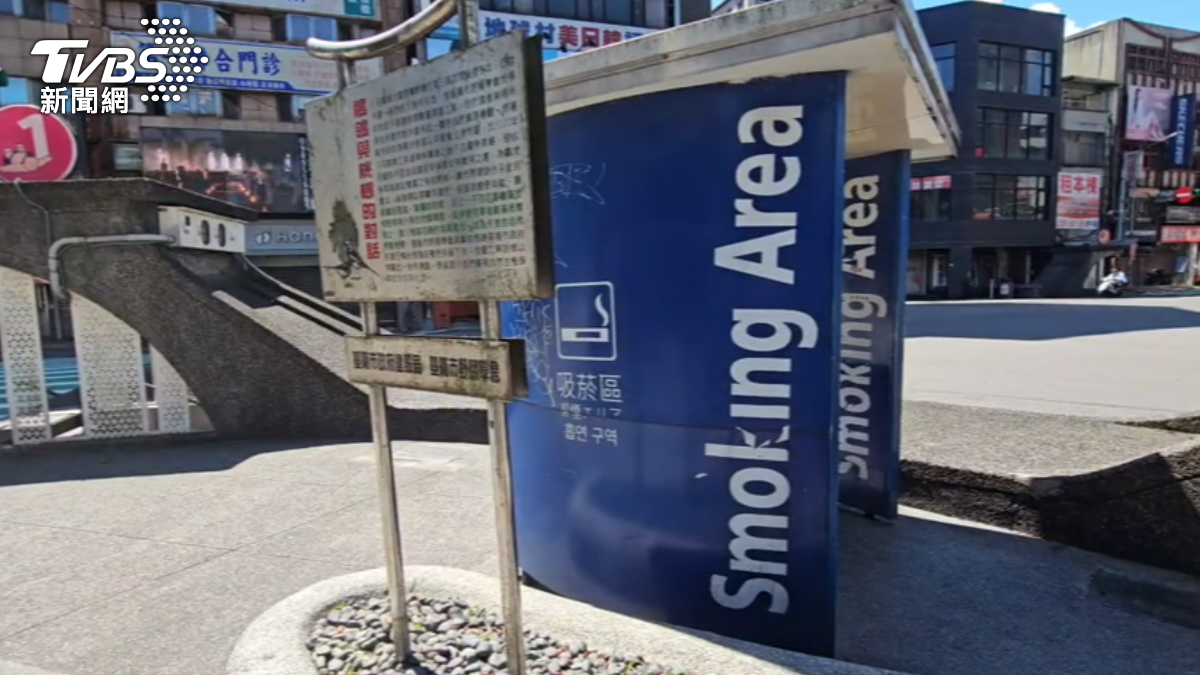 基隆市府設置室外吸菸區，預防等車人潮聞到菸味。（圖／TVBS）