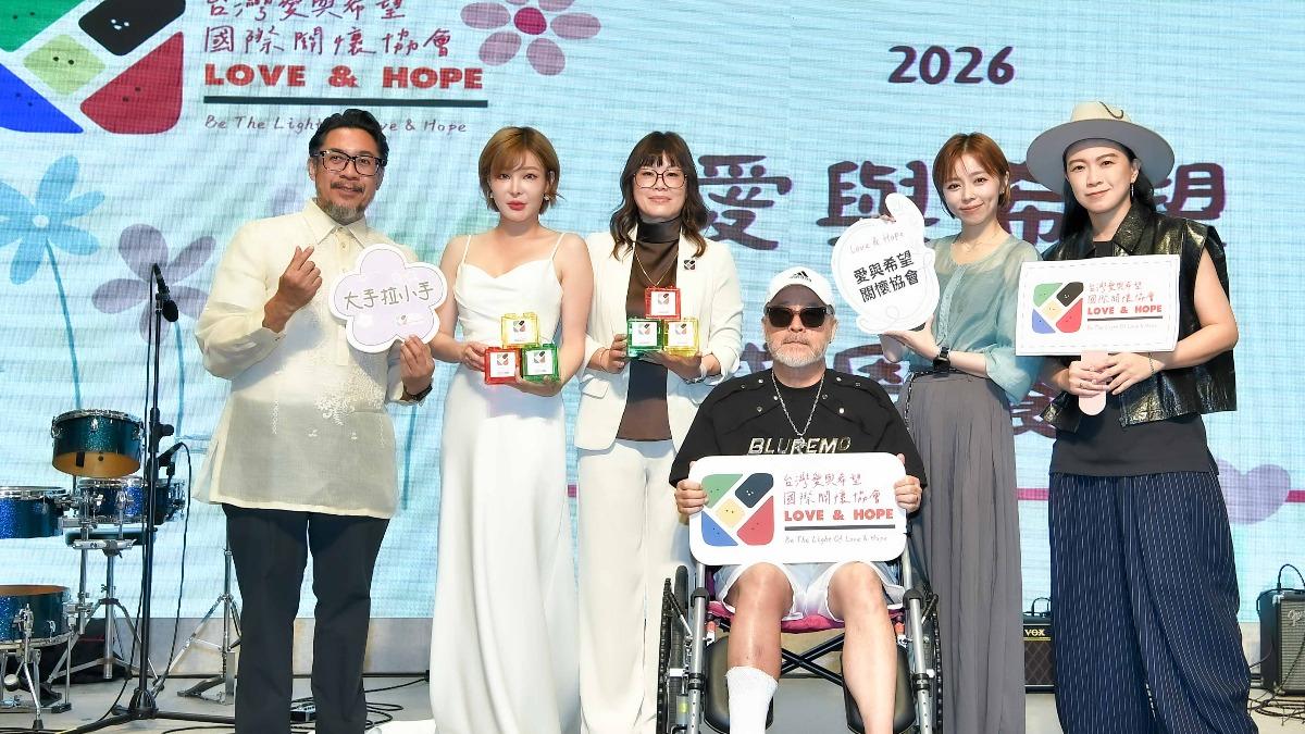 張芸京（右起）、王瞳、班鐵翔、愛與希望執行長鄧馨庭、田安克博士、孟慶而齊聚愛與希望晚會。（圖／台灣愛與希望國際關懷協會提供）