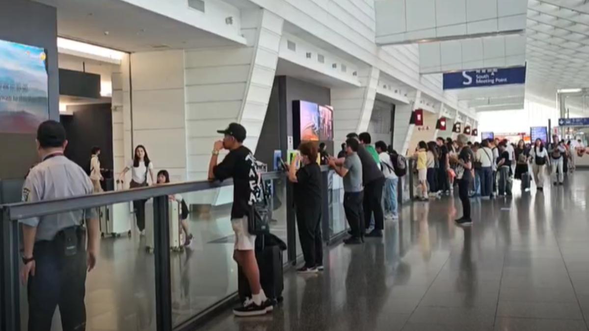 桃園機場祭出新制，如果業者使用立牌或行李占位阻擋道路，將會依法開罰。（圖／TVBS）