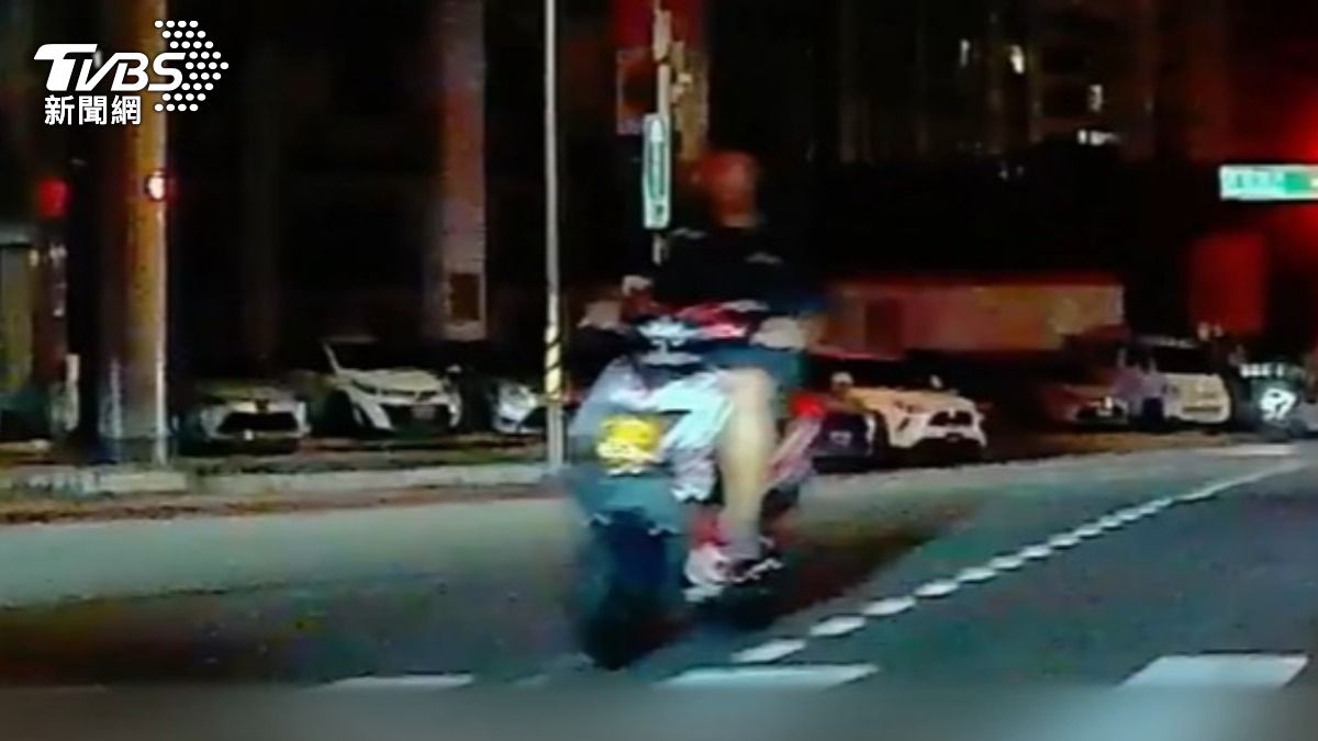 夜沒開大燈,束帶綁「失竊車牌」,前義警尾隨與警攔截圍捕。(圖/TVBS)