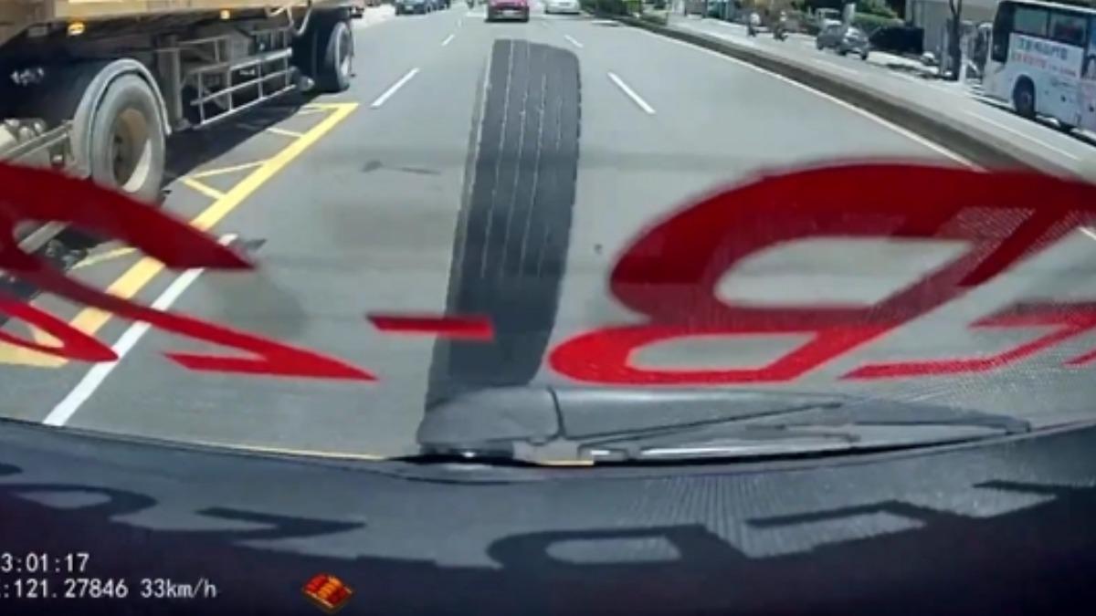 砂石車2輪胎掉落狂滾！撞小黃橫跨馬路。（畫面翻攝／WoWtchout - 地圖型行車影像分享平台）