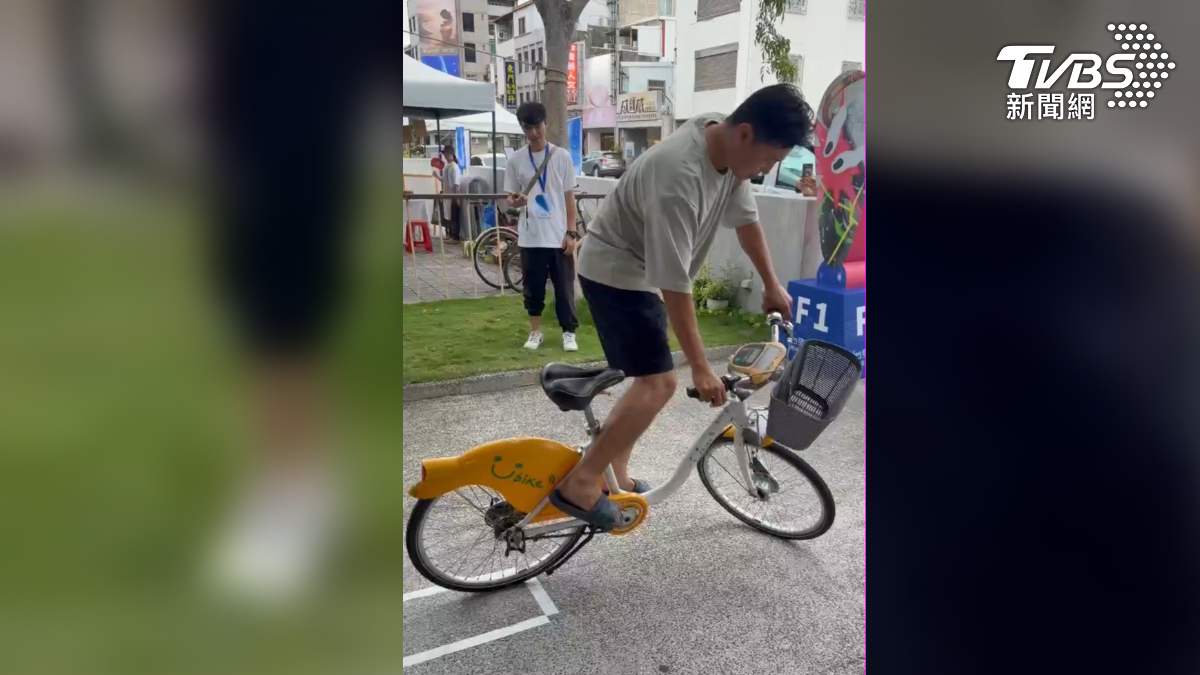 台東博覽會裡舉辦一場荒謬市集,其中還把機車駕照魔王關直線七秒變成比賽,就有一名參賽者牽著共享單車參賽,沒想到,竟然立車長達1分10秒(圖/TVBS)