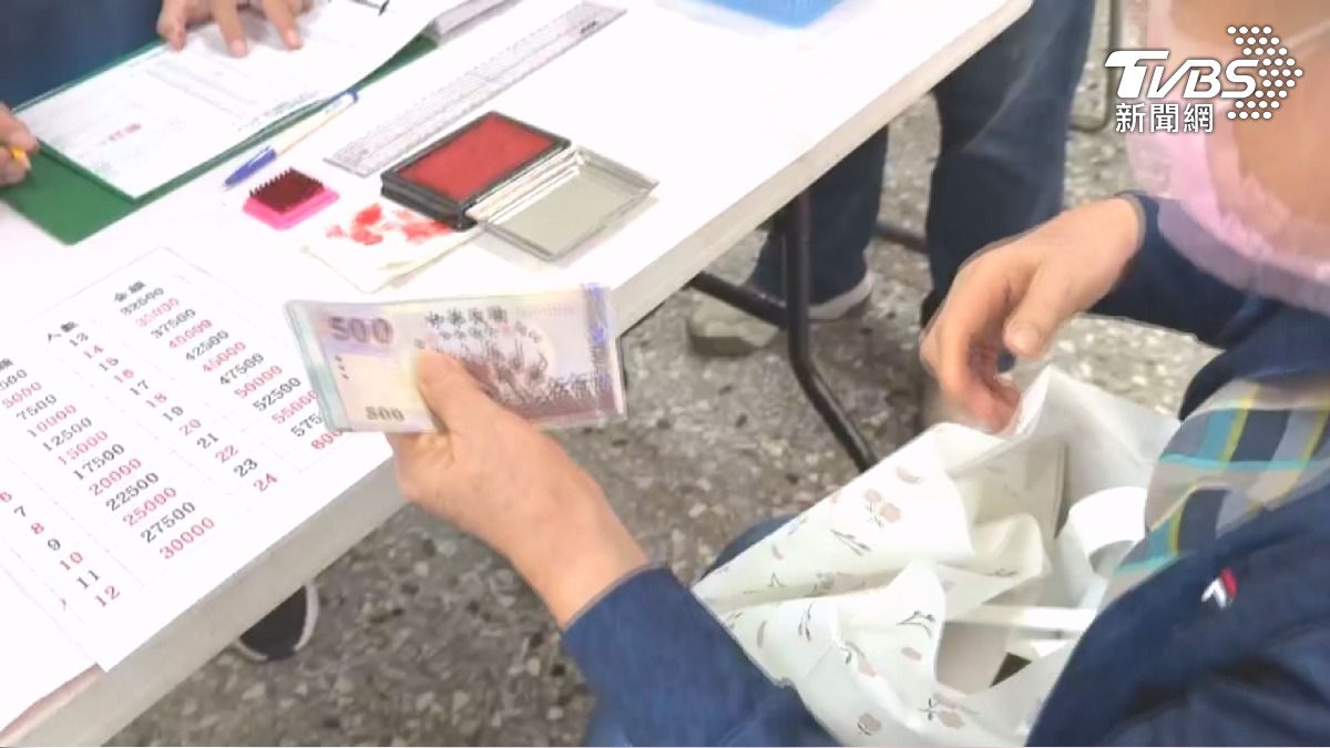 花壇人領6000!鄉民笑:不用搶地盤。(圖/TVBS)