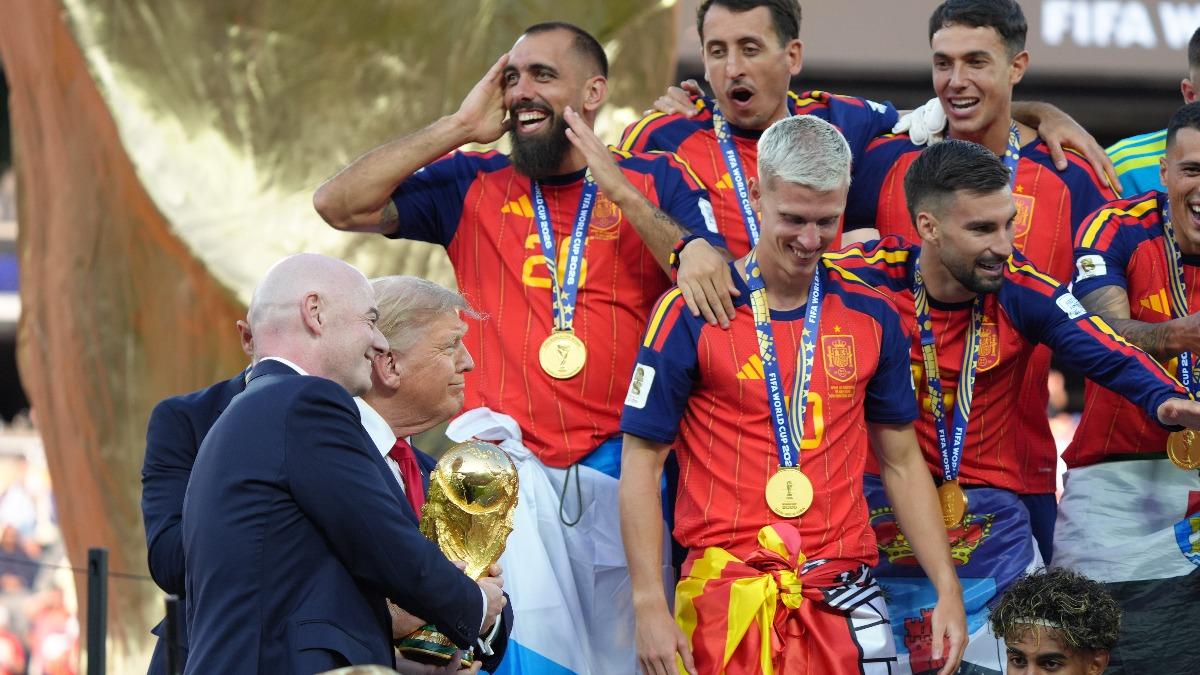 2026世界盃/川普頒獎「搶鏡」! 闖入西班牙封王合照遭FIFA主席請離