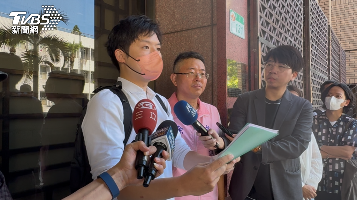 張姓家長代表指出，「全體家長都會提告」。（圖／潘千詩攝）
