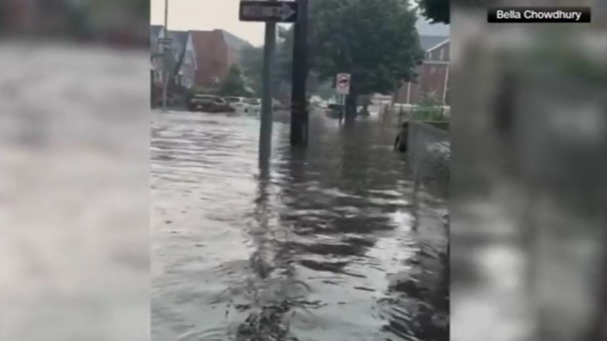 紐約市週六遭遇暴雨轟炸,受到強烈雷雨區影響,曼哈頓、布魯克林以及皇后區均出現嚴重淹水災情。(圖/CNN)