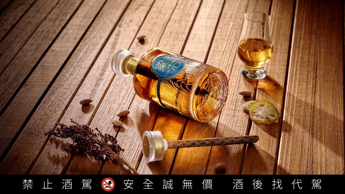 金門高粱-粱芯高粱酒-巨型軟木塞-百年橡木條-橡木芯條陳化-琥珀色高粱-軟木塞變長-51.8度高粱-粱芯金門高粱酒-木質風味高粱酒