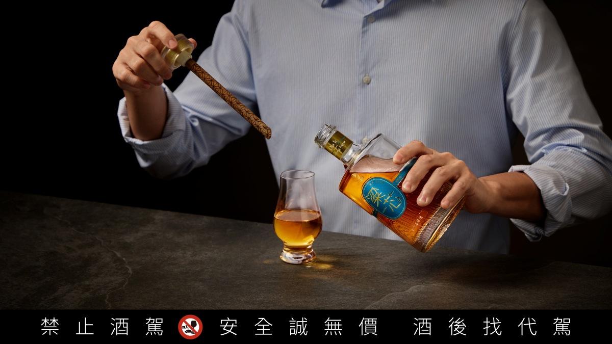 金門高粱-粱芯高粱酒-巨型軟木塞-百年橡木條-橡木芯條陳化-琥珀色高粱-軟木塞變長-51.8度高粱-粱芯金門高粱酒-木質風味高粱酒
