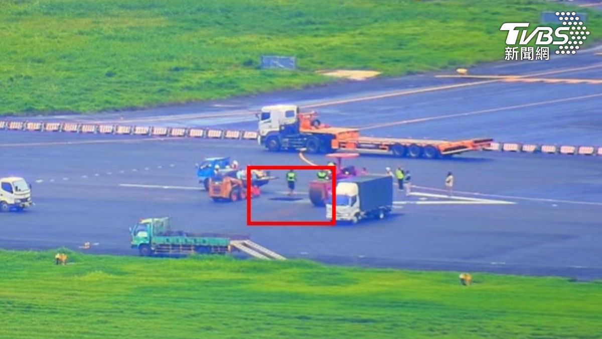 高雄機場跑道驚見裂痕,緊急跑道封閉修補70分鐘,6航班延誤,不排除是受到連日雨勢侵襲所致。(圖/翻攝 丹丹的飛機窩YT)