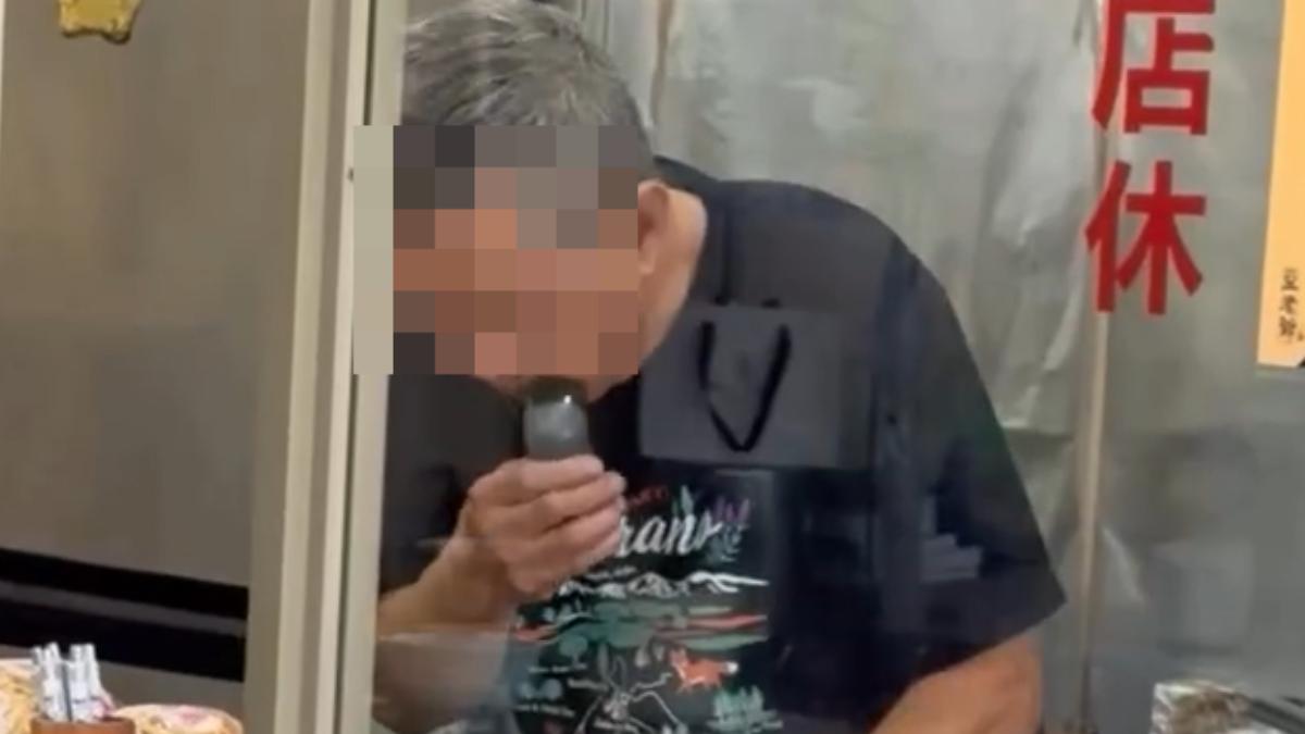 民眾控訴小吃店老闆在開放式廚房刮鬍子,但他表示當時還沒營業。(圖/翻攝 不願看桃園特權橫行的小市民)