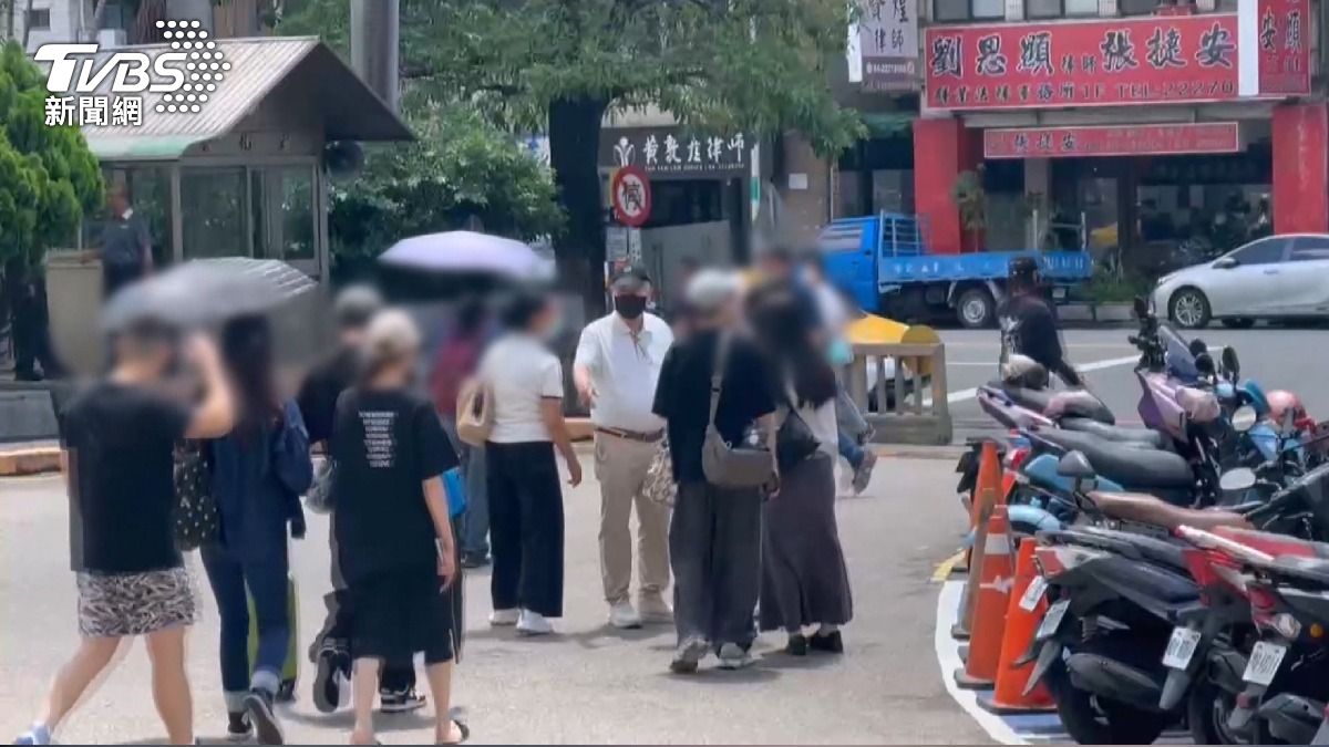 金錢豹創辦人「袁昶平」攜現金衝法院！小24歲妻關27天500萬元交保。(圖／TVBS)