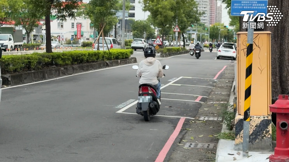 附近居民私下透露，這個路段事故率並不低，該處車格設立已長達17年，相關單位恐怕需要進一步深入勘查，重新評估道路設計的安全性。（圖／TVBS）