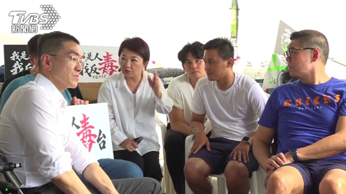 台中市長盧秀燕前往凱道探視絕食藍營青年，親自獻上擁抱表達關心。（圖／TVBS）