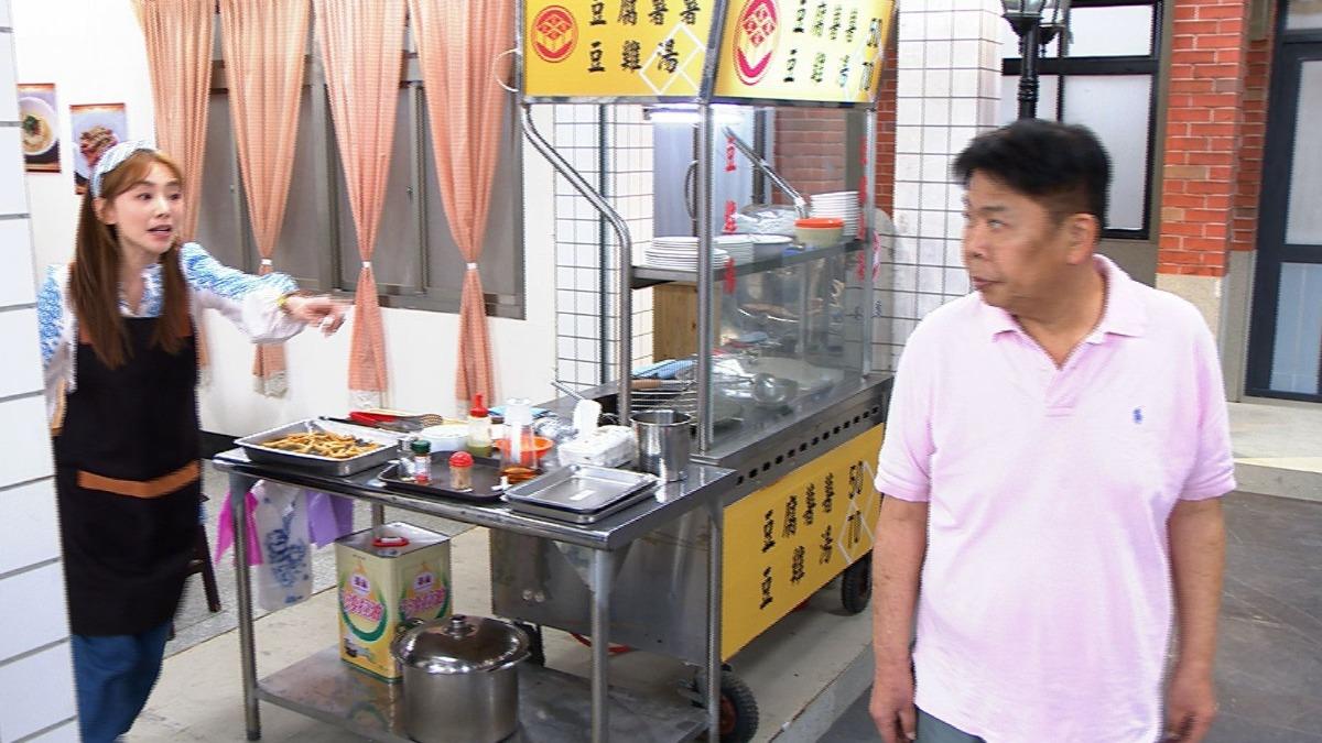 導演馮凱(右)當臨演軋一角。(圖/民視提供)