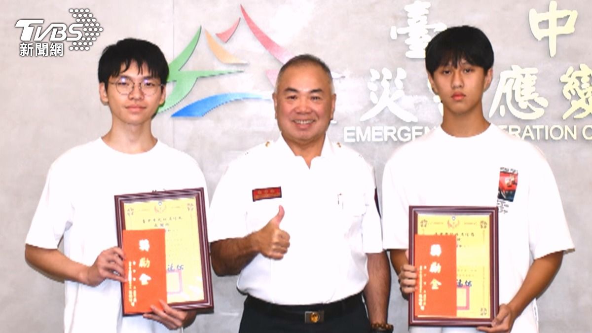台中市消防局長特別表揚兩位少年英雄見義勇為,成功救人。(圖/TVBS)