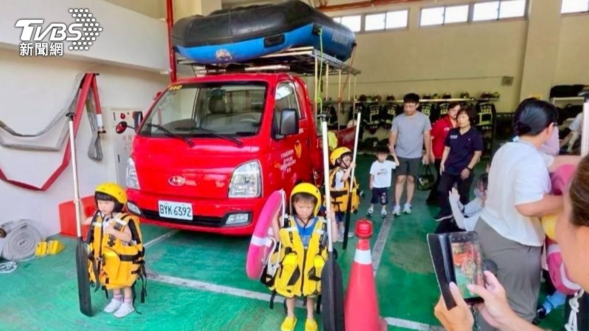 參訪溪湳消防分隊!台中幼童學救溺五步、防火「停躺滾」自救(圖/溪湳消防分隊提供)
