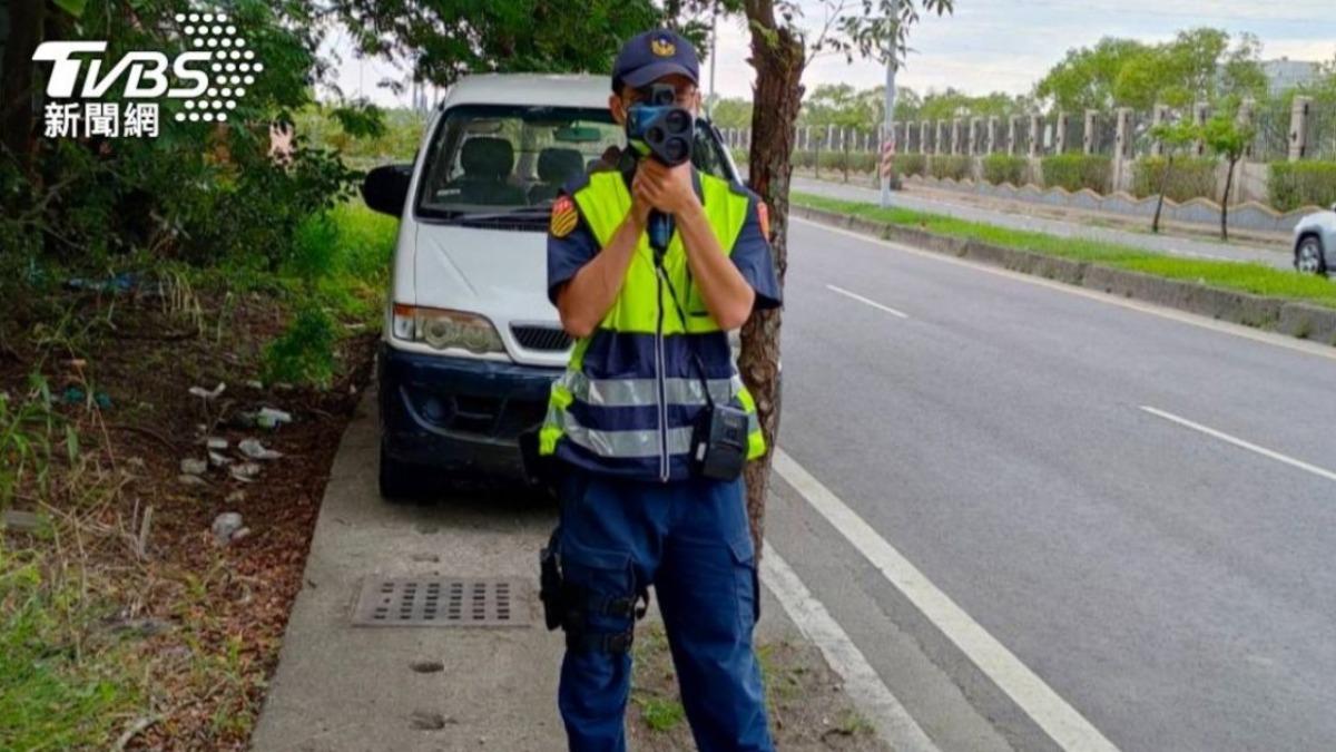 雷射防護罩透過技術影響警方取締,使其無法拍下車速狀態。(圖/TVBS)