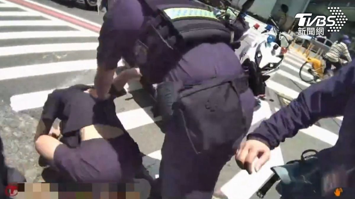 李姓搶匪由陳姓同夥接應，從中和區跑到板橋區，結果半小時就被警方包圍逮捕。（圖／TVBS）