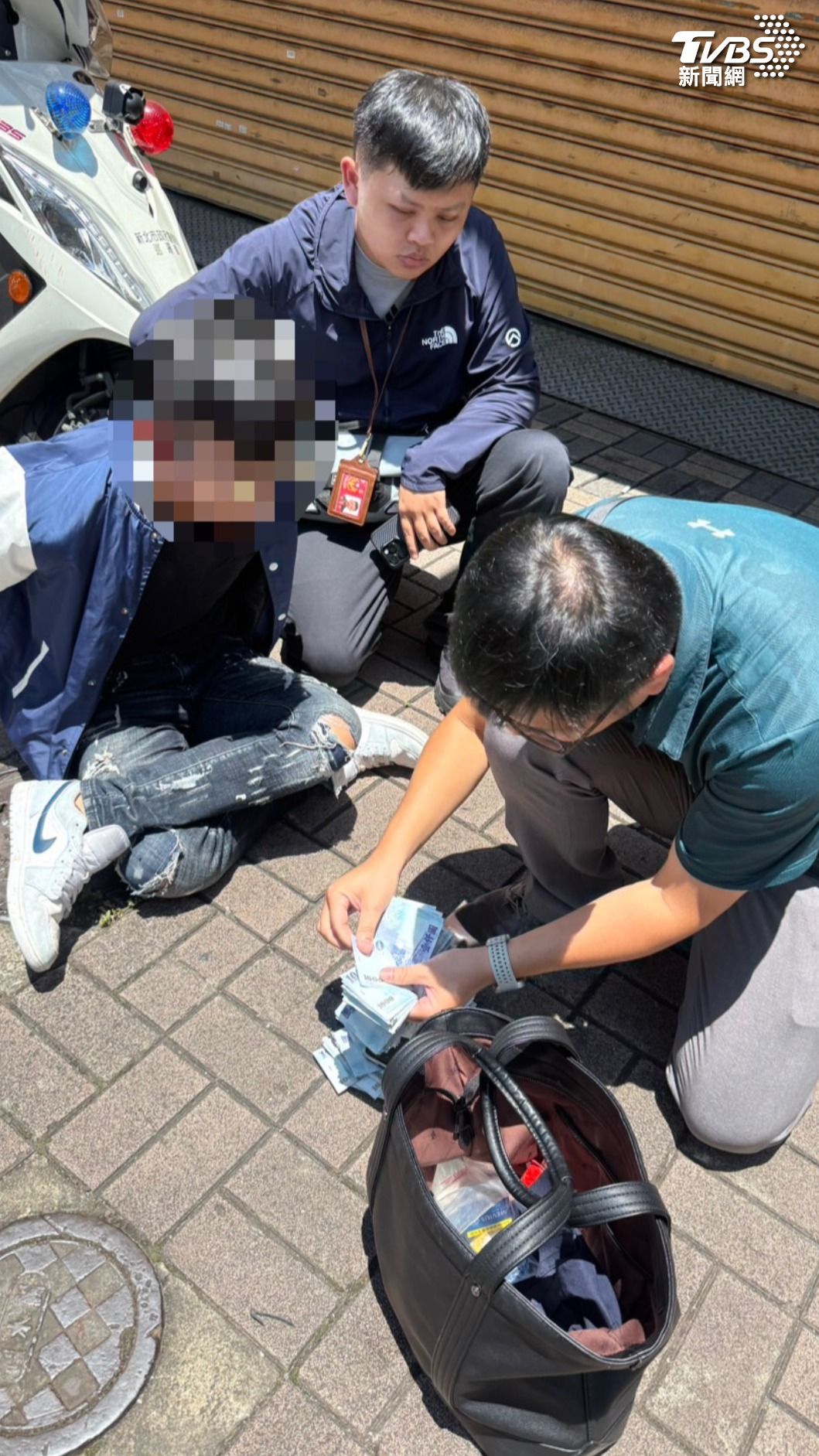 李姓搶匪由陳姓同夥逃亡半小時後被逮，結果16萬現金被追回，身上毒品也曝光。（圖／TVBS）