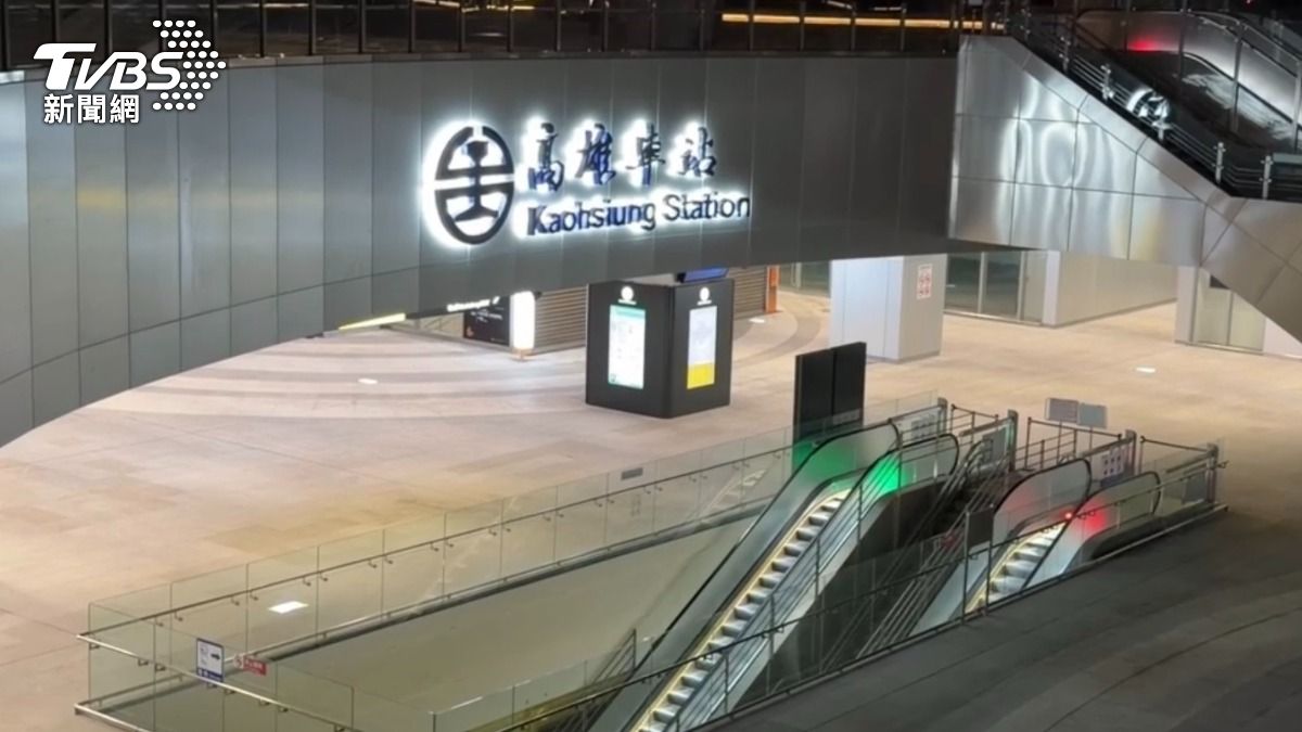 有民眾表示深夜聽見車站內火災警報器不斷作響，並廣播「火災、火災」，隨後發現車站外排煙管持續冒出白煙，擔心車站發生火警，立即通報消防單位。（圖／TVBS）