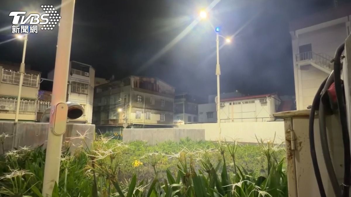 初步研判，不排除因跳電導致發電機自動啟動，排放廢氣並連動火災警報系統作動，因此造成警報大響及排煙管冒煙。（圖／TVBS）