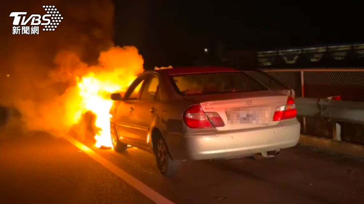 國道火燒車！「開到一半」車頭詭竄煙　駕駛急逃下秒炸成火球