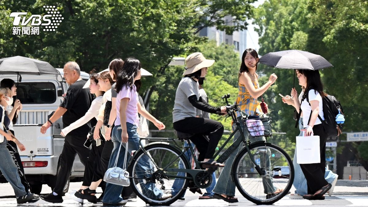 日本政府已針對沖繩至東北地區共42個都道府縣發布「中暑警戒警報」。（圖／達志影像美聯社）