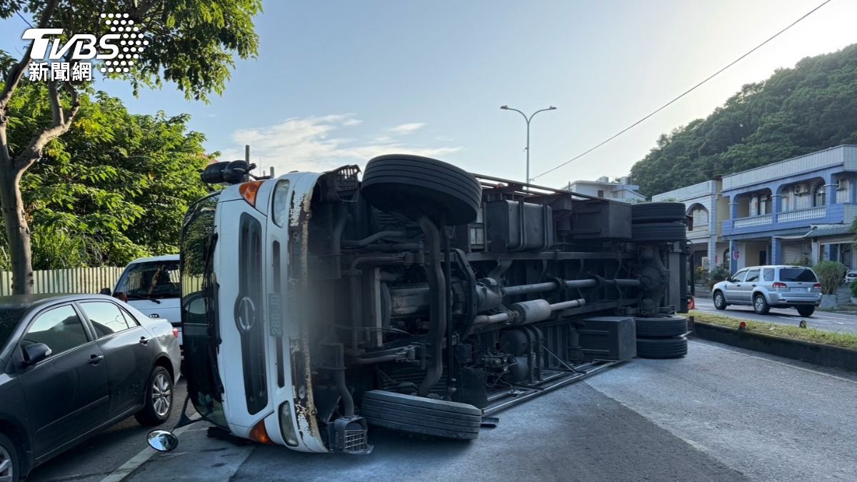 快訊/桃園大貨車「橫躺」路中央!疑爆胎失控瞬間側翻